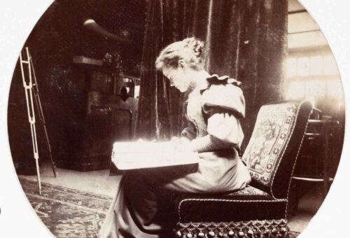 Женщина, читающая книгу, около 1890