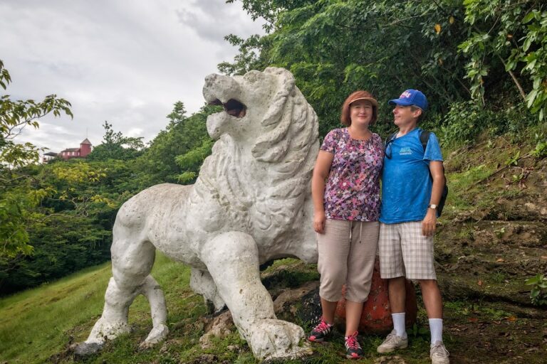 Возле статуи льва на Ган Хилл, Барбадос | Near Lion at Gun Hill