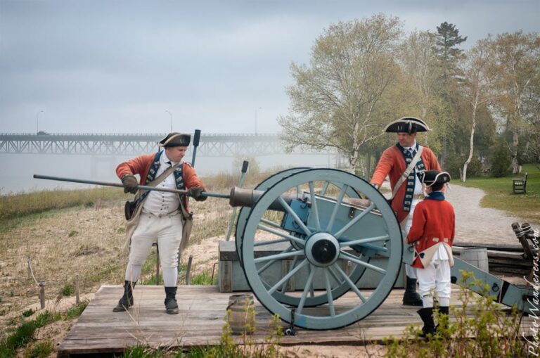 Заряжаем пушку, форт Мишилимакино (Fort Michilimackinac), Мичиган