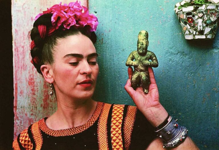 Фрида с Ольмекской статуэткой, Николас Мюррей, 1939 | Frida with Olmec figurine, Nickolas Murray, 1939