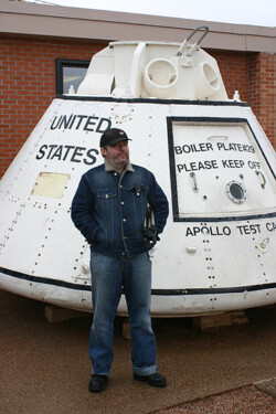 Алекс возле тренировочной капсулы