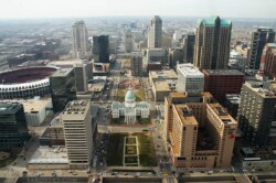 Вид с Арки на центр Сент-Луиса