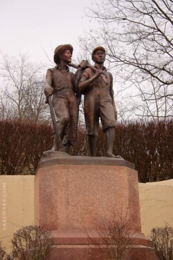 Памятник Тому Сойеру и Геккельберри Финну