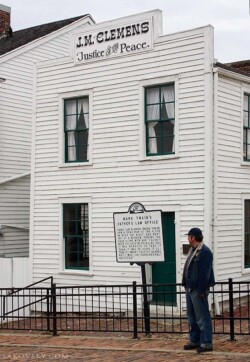 Здание суда, где работал отец Марка Твена