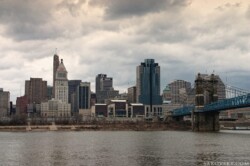 Цинциннати, Огайо | Cincinnati, Ohio Панорама Цинциннати с подвесным мостом Roebling Bridge