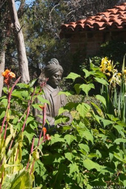 Свами Вивекананда в монастырском саду