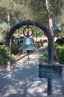 Колокол на входе