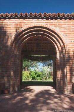 Арка, ведущая в садик со статуей Свами Вивекананды
