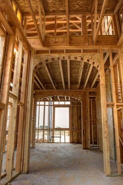 Начала выстраиваться арка между прихожей и гостиной Начала выстраиваться арка между прихожей и гостиной