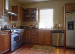 Кухня со встроенными шкафчиками Кухня со встроенными шкафчиками