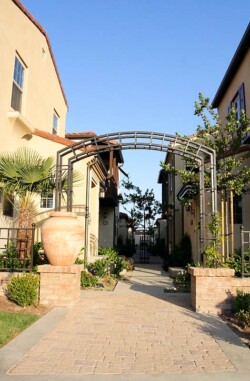 Дорожка между домами Дорожка между домами