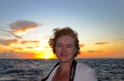 Закат. Это был незабываемый День Варенья - катер, шторм и в конце потрясающие виды на NaPali, Kauai Закат. Это был незабываемый День Варенья - катер, шторм и в конце потрясающие виды на NaPali, Kauai