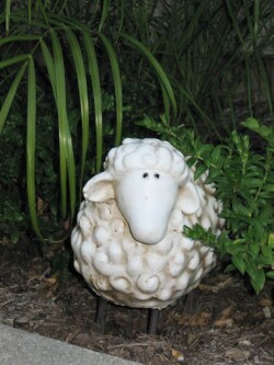 Садовая скульптурка под пальмой Садовая скульптурка под пальмой