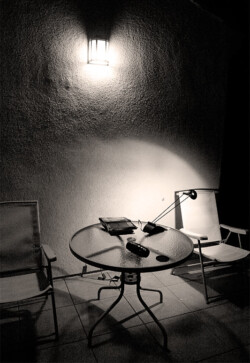 Вот так дворик выглядит вечером Вот так дворик выглядит вечером