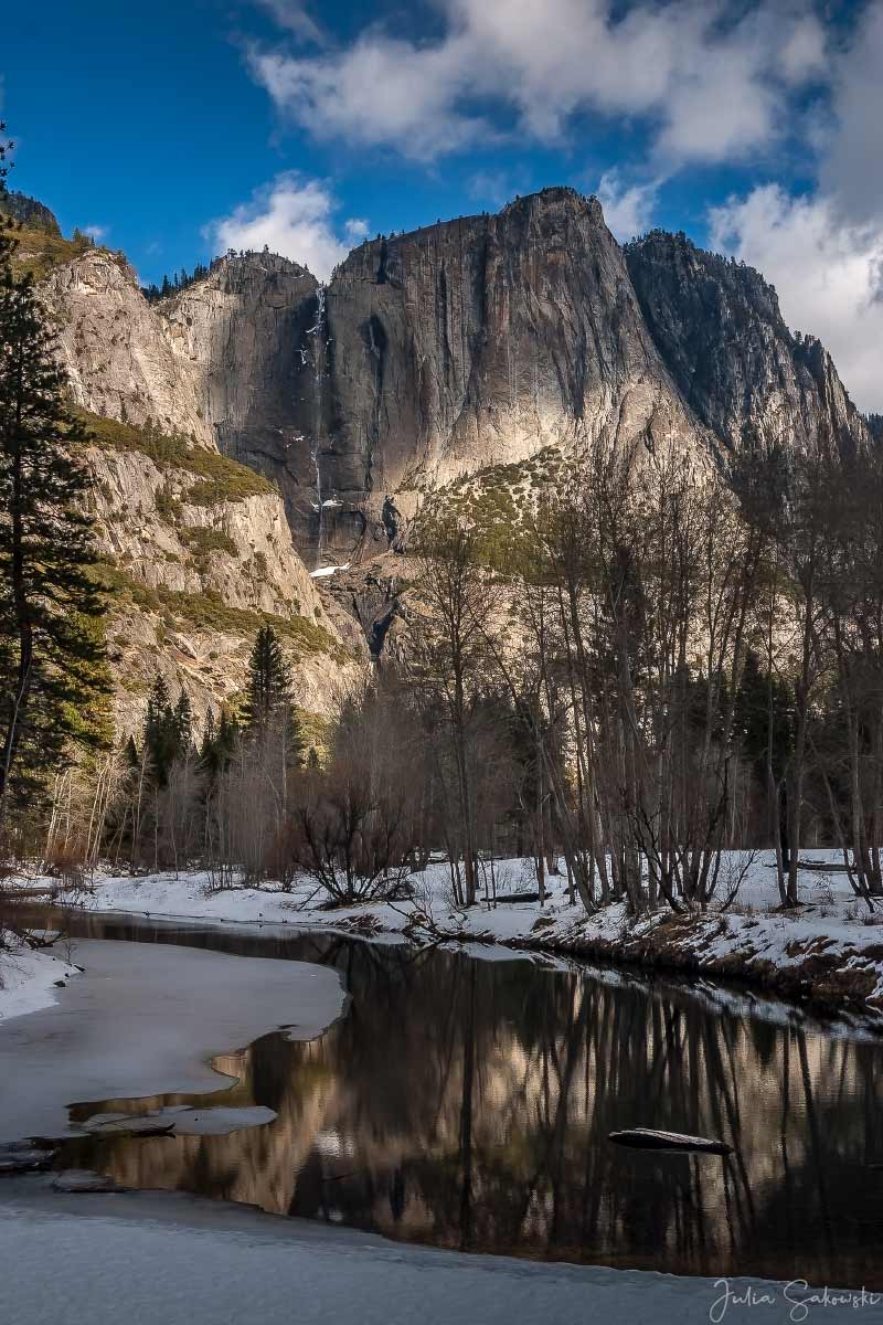 Верхний Йосeмити водопад (Upper Yosemite Fall) и река Мерсед (Merced River)