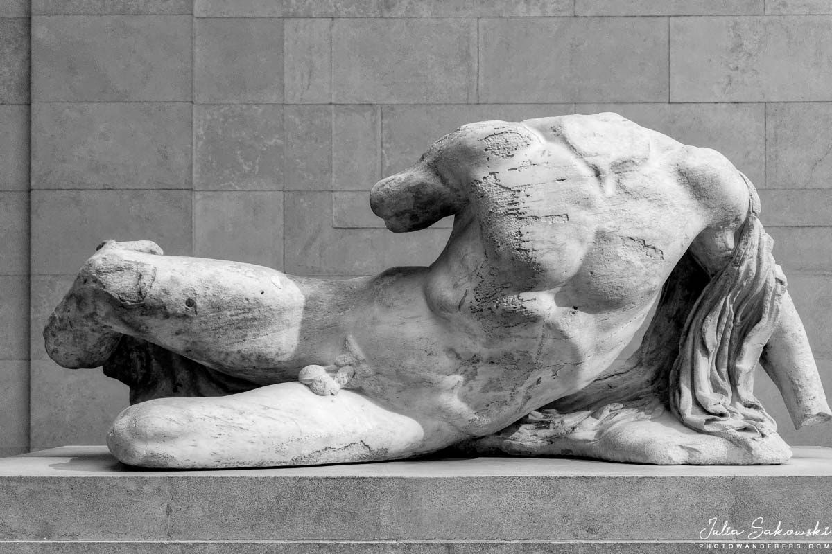 Статуя полулежащего юноши из Парфенона в Афинах | Reclining youth statue from The Parthenon in Athens