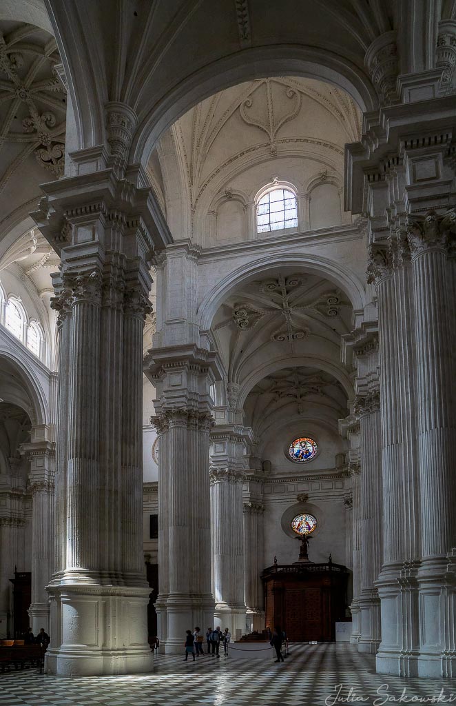 Белоснежные колоны Кафедрального собора в Гранаде | White columns in Granada Cathedral