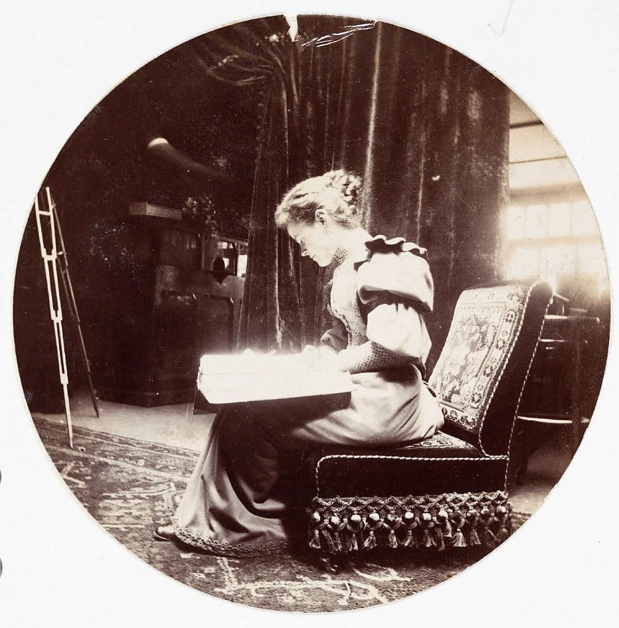 Женщина, читающая книгу, около 1890